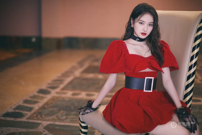 陈昕葳红色公主裙蕾丝手套高筒靴甜美优雅写真图片