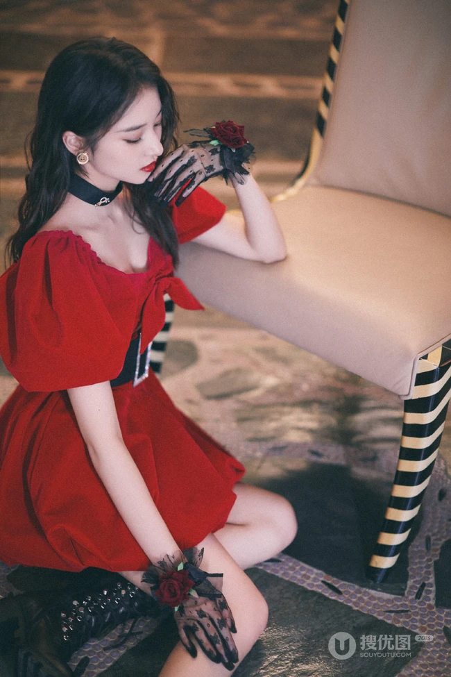 陈昕葳红色公主裙蕾丝手套高筒靴甜美优雅写真图片