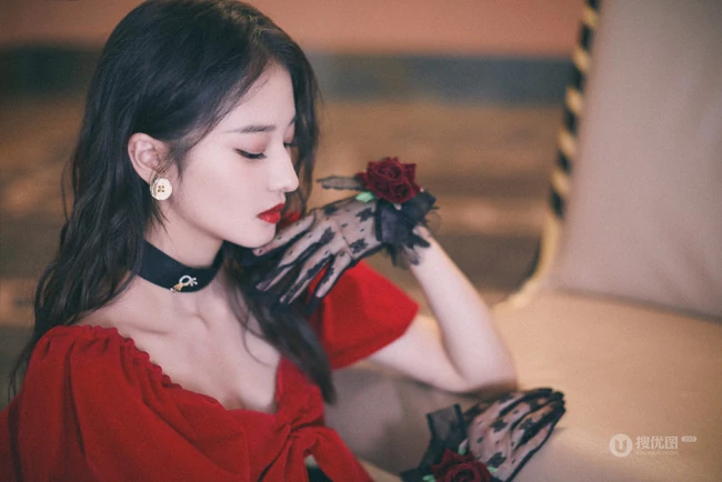 陈昕葳红色公主裙蕾丝手套高筒靴甜美优雅写真图片