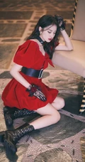 陈昕葳红色公主裙蕾丝手套高筒靴甜美优雅写真图片