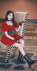 陈昕葳红色公主裙蕾丝手套高筒靴甜美优雅写真图片