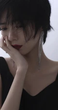 短发少女姜卓君打扮精致，肩带黑裙穿着多愁善感，或沉思感怀唯美写真