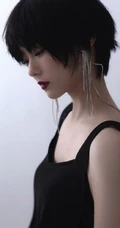 短发少女姜卓君打扮精致，肩带黑裙穿着多愁善感，或沉思感怀唯美写真