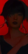 短发少女姜卓君打扮精致，肩带黑裙穿着多愁善感，或沉思感怀唯美写真
