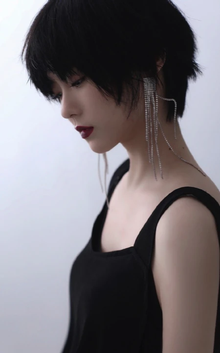短发少女姜卓君打扮精致，肩带黑裙穿着多愁善感，或沉思感怀唯美写真