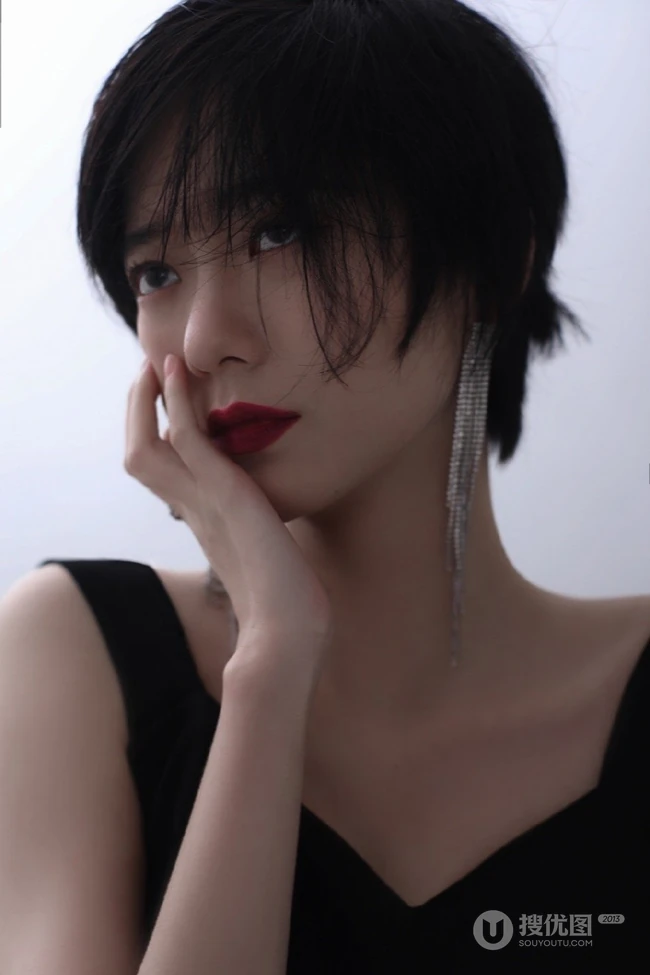 短发少女姜卓君打扮精致，肩带黑裙穿着多愁善感，或沉思感怀唯美写真
