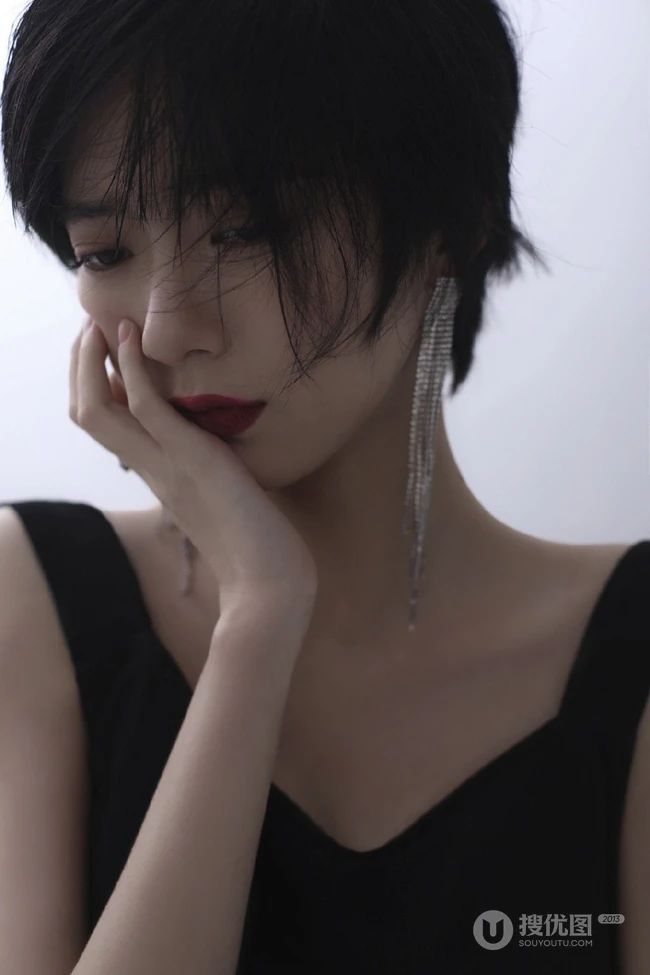 短发少女姜卓君打扮精致，肩带黑裙穿着多愁善感，或沉思感怀唯美写真