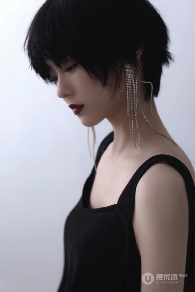 短发少女姜卓君打扮精致，肩带黑裙穿着多愁善感，或沉思感怀唯美写真