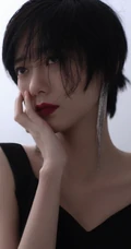 短发少女姜卓君打扮精致，肩带黑裙穿着多愁善感，或沉思感怀唯美写真
