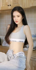 大眼睛高鼻梁长发少女短款装运动背心牛仔裤厨房写真显完美纤细线条