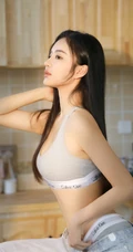 大眼睛高鼻梁长发少女短款装运动背心牛仔裤厨房写真显完美纤细线条