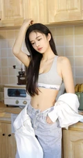 大眼睛高鼻梁长发少女短款装运动背心牛仔裤厨房写真显完美纤细线条