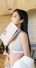 大眼睛高鼻梁长发少女短款装运动背心牛仔裤厨房写真显完美纤细线条
