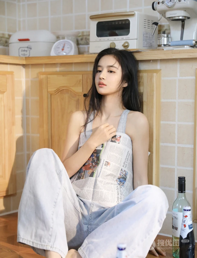 大眼睛高鼻梁长发少女短款装运动背心牛仔裤厨房写真显完美纤细线条