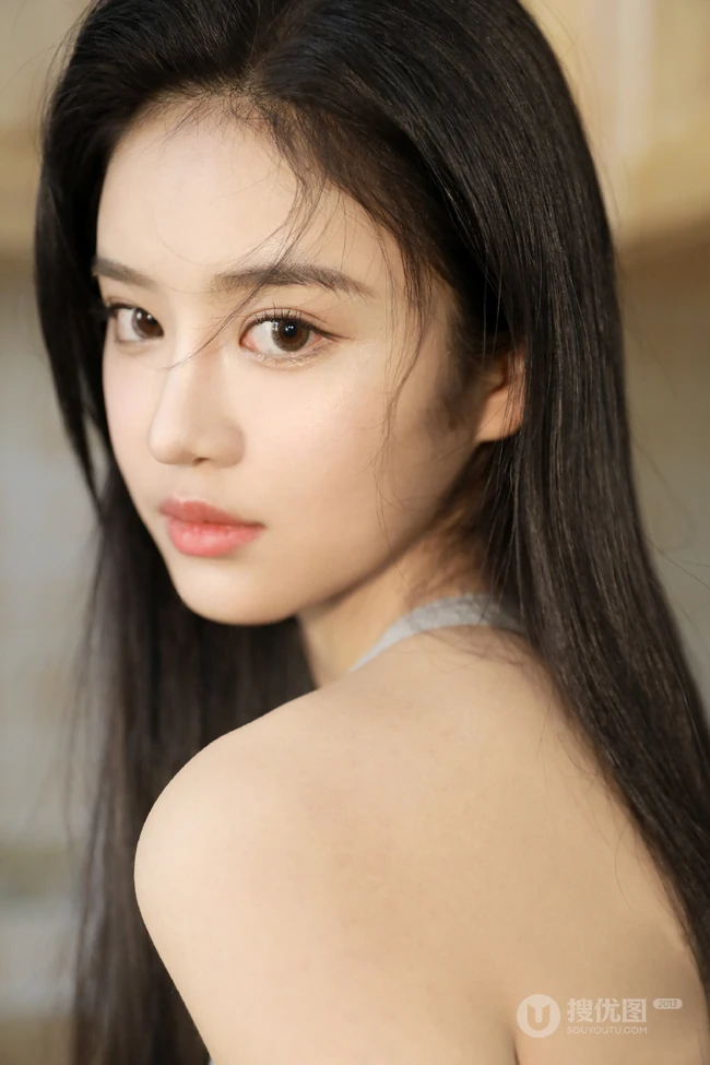 大眼睛高鼻梁长发少女短款装运动背心牛仔裤厨房写真显完美纤细线条