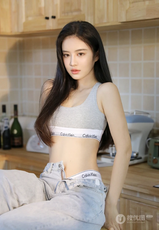 大眼睛高鼻梁长发少女短款装运动背心牛仔裤厨房写真显完美纤细线条