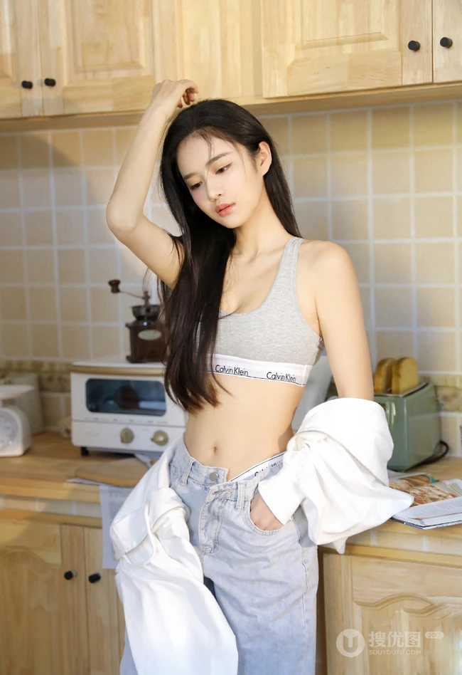 大眼睛高鼻梁长发少女短款装运动背心牛仔裤厨房写真显完美纤细线条