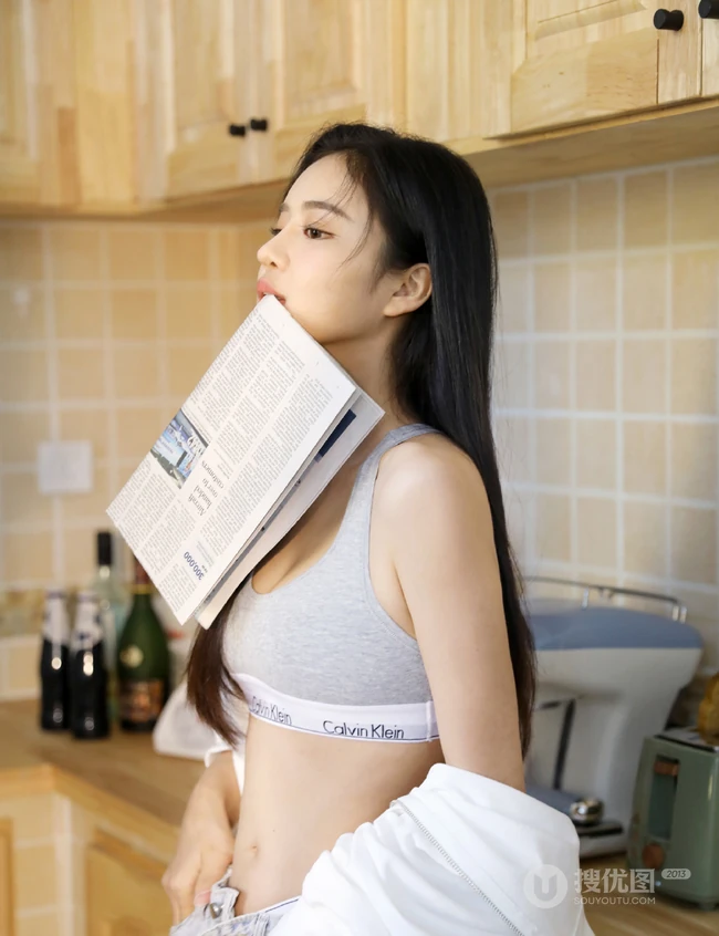 大眼睛高鼻梁长发少女短款装运动背心牛仔裤厨房写真显完美纤细线条