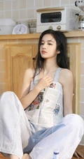大眼睛高鼻梁长发少女短款装运动背心牛仔裤厨房写真显完美纤细线条