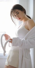坐在马桶上享受阳光的精选高颜值大眼睛女生全白肩带衣短裤高清写真照