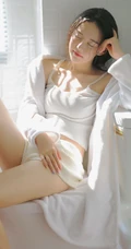 坐在马桶上享受阳光的精选高颜值大眼睛女生全白肩带衣短裤高清写真照