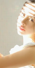 坐在马桶上享受阳光的精选高颜值大眼睛女生全白肩带衣短裤高清写真照