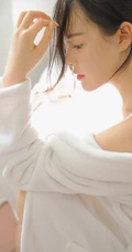 坐在马桶上享受阳光的精选高颜值大眼睛女生全白肩带衣短裤高清写真照