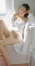 坐在马桶上享受阳光的精选高颜值大眼睛女生全白肩带衣短裤高清写真照