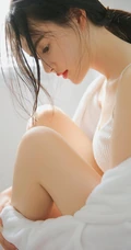 坐在马桶上享受阳光的精选高颜值大眼睛女生全白肩带衣短裤高清写真照