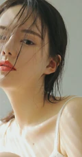 坐在马桶上享受阳光的精选高颜值大眼睛女生全白肩带衣短裤高清写真照