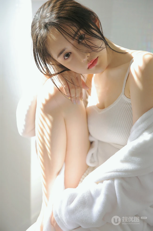 坐在马桶上享受阳光的精选高颜值大眼睛女生全白肩带衣短裤高清写真照