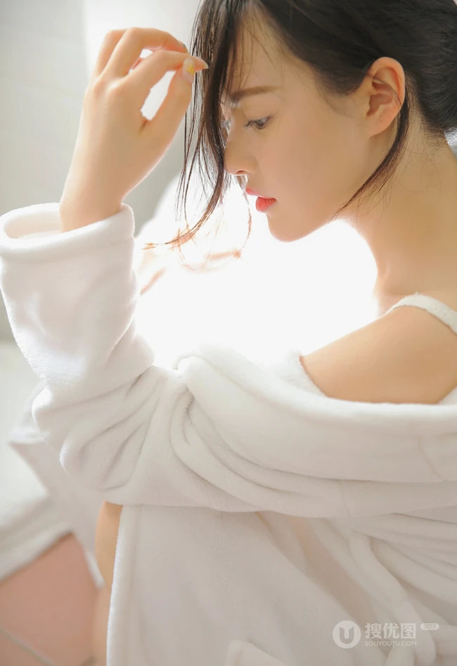 坐在马桶上享受阳光的精选高颜值大眼睛女生全白肩带衣短裤高清写真照