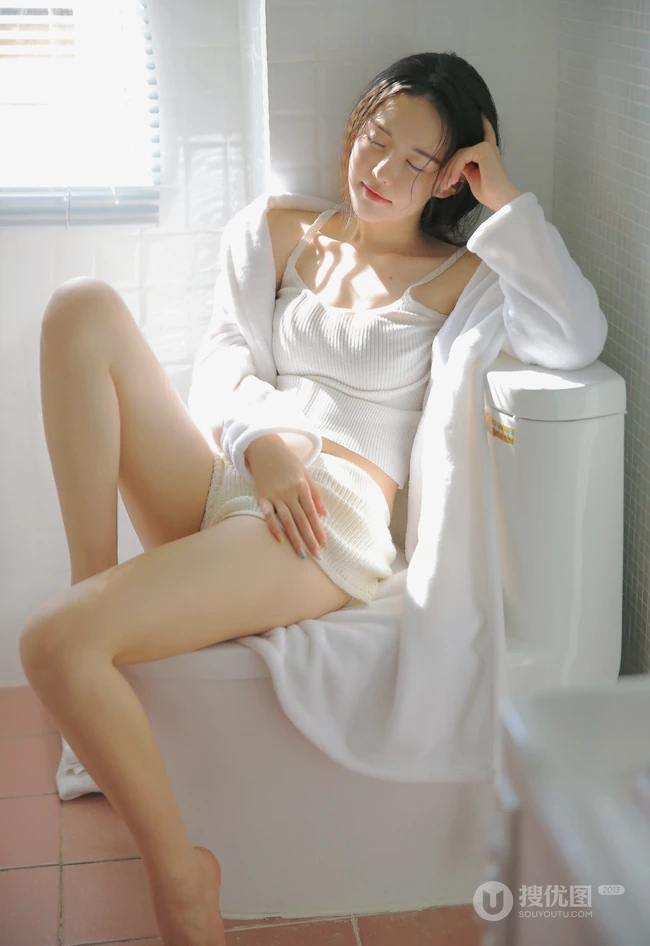 坐在马桶上享受阳光的精选高颜值大眼睛女生全白肩带衣短裤高清写真照