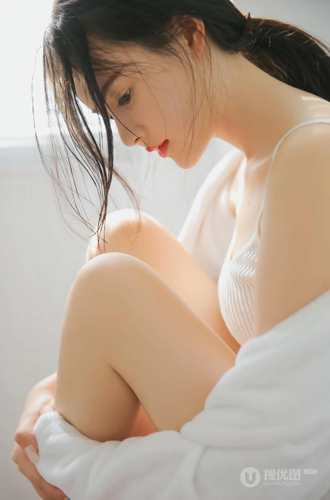 坐在马桶上享受阳光的精选高颜值大眼睛女生全白肩带衣短裤高清写真照