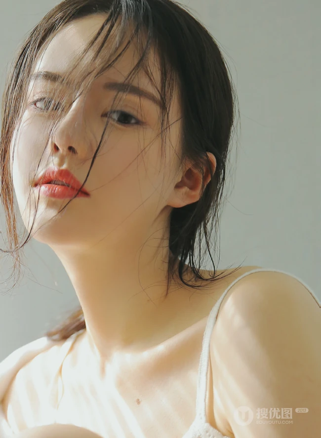 坐在马桶上享受阳光的精选高颜值大眼睛女生全白肩带衣短裤高清写真照