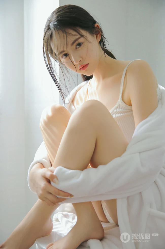 坐在马桶上享受阳光的精选高颜值大眼睛女生全白肩带衣短裤高清写真照
