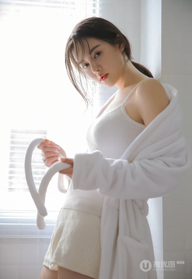坐在马桶上享受阳光的精选高颜值大眼睛女生全白肩带衣短裤高清写真照