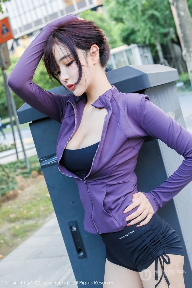 清甜秀美，肌肤雪白少女南初妹妹气质紧身运动礼裙背心短裤街拍图集（一）