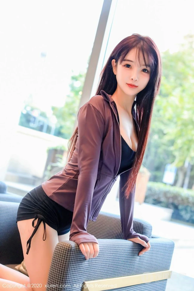 清甜秀美，肌肤雪白少女南初妹妹气质紧身运动礼裙背心短裤街拍图集（一）
