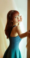 赖美云微博晒最新气质写真，蓝色肩带裙着身，肢体语言气质动人