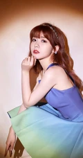 赖美云微博晒最新气质写真，蓝色肩带裙着身，肢体语言气质动人
