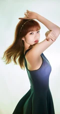 赖美云微博晒最新气质写真，蓝色肩带裙着身，肢体语言气质动人