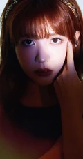 赖美云微博晒最新气质写真，蓝色肩带裙着身，肢体语言气质动人