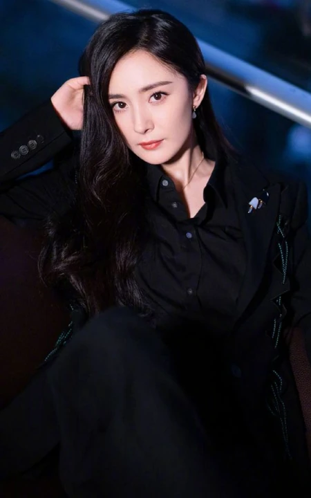 杨幂霸道女总裁范全黑LOOK西服套装出席活动气质美照图片