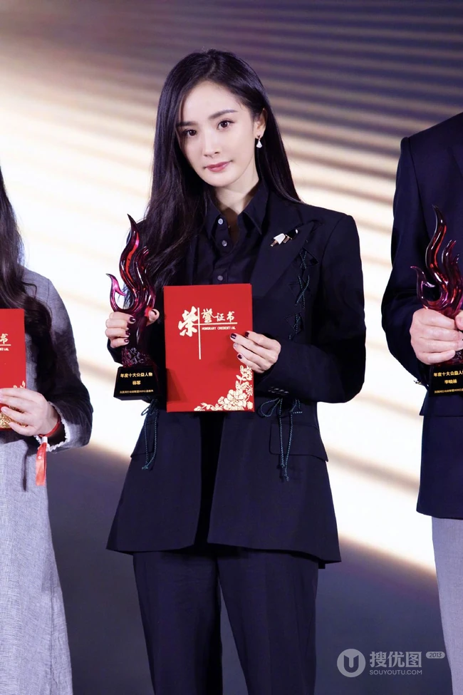 杨幂霸道女总裁范全黑LOOK西服套装出席活动气质美照图片