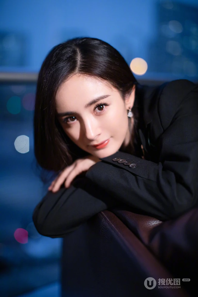 杨幂霸道女总裁范全黑LOOK西服套装出席活动气质美照图片