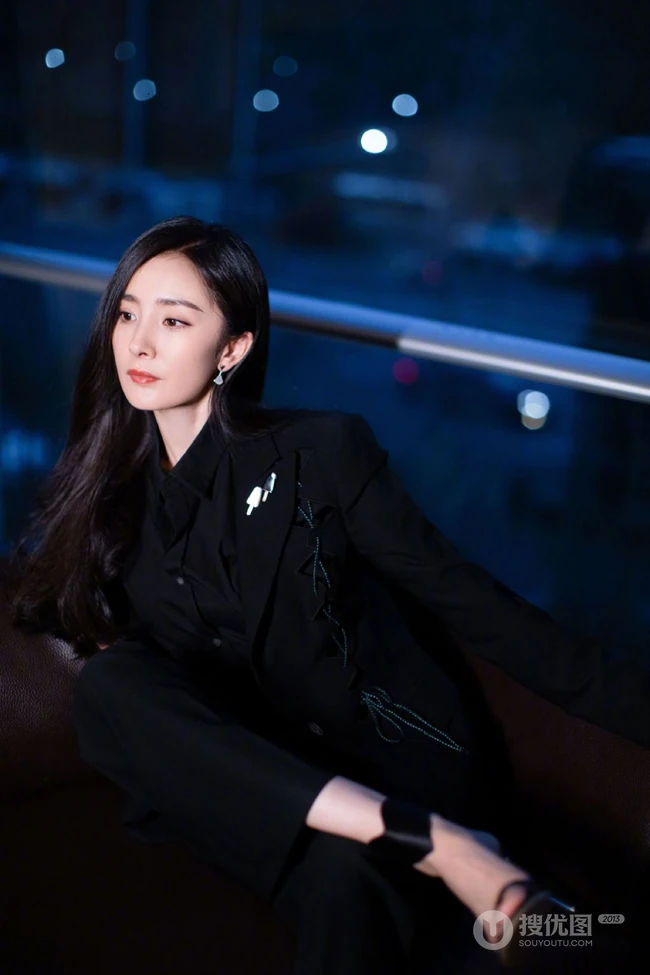杨幂霸道女总裁范全黑LOOK西服套装出席活动气质美照图片