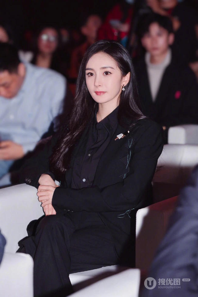 杨幂霸道女总裁范全黑LOOK西服套装出席活动气质美照图片