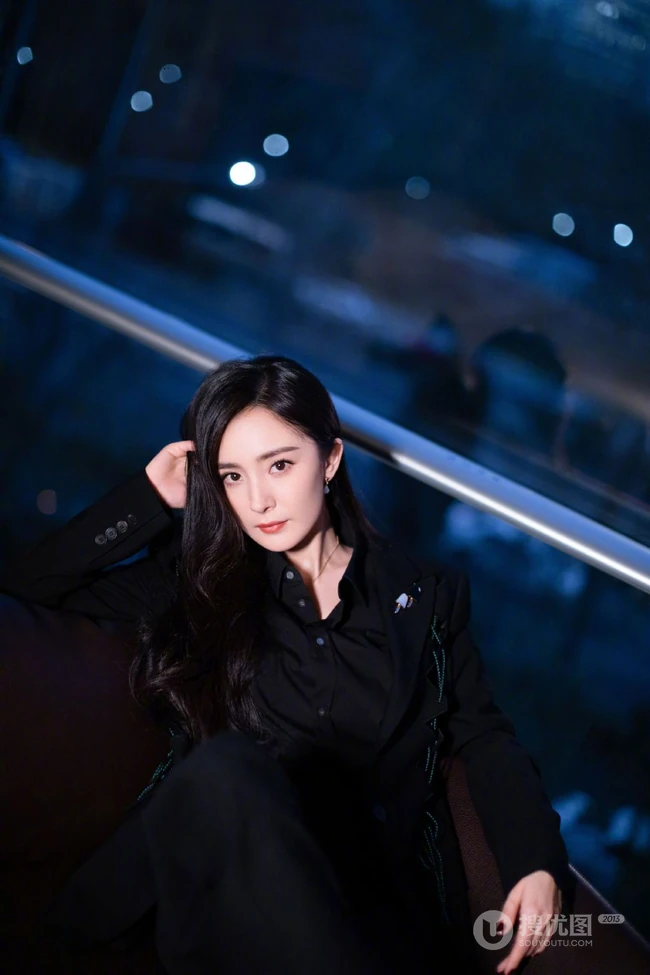 杨幂霸道女总裁范全黑LOOK西服套装出席活动气质美照图片