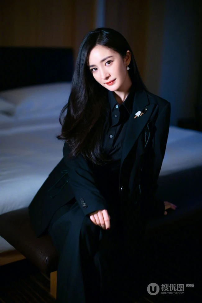 杨幂霸道女总裁范全黑LOOK西服套装出席活动气质美照图片